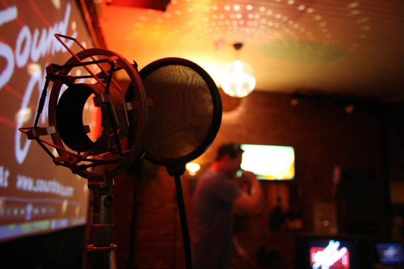 Karaoke-Lounge-Erkrath-Duesseldorf-Mikrofon